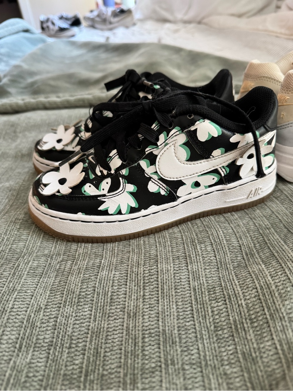 Bundle of 2 pairs girls’ Nike Air Max - Picture 7 of 12